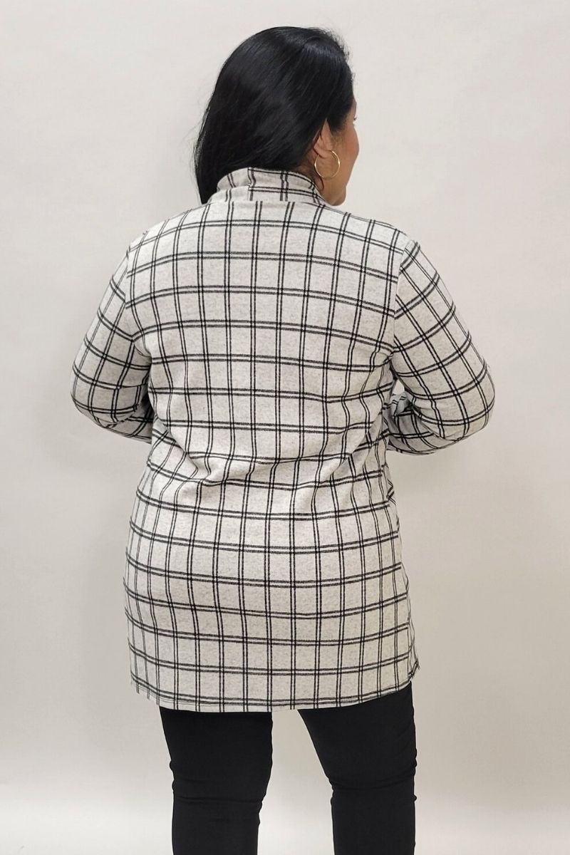 Cardigan with plaid design and long sleeves and front pockets